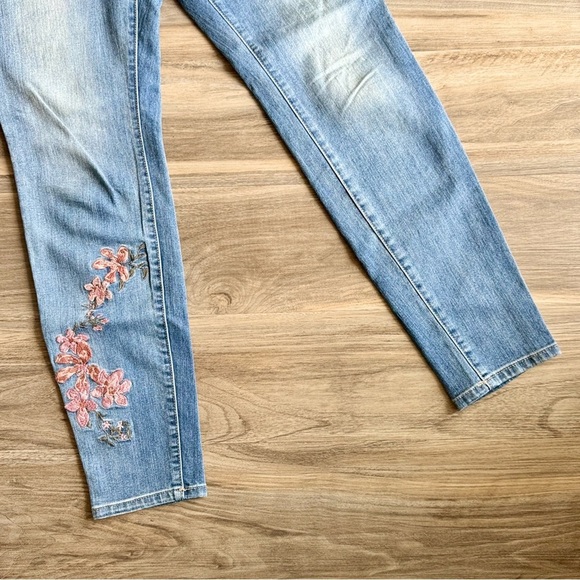 Nine West Gramercy Skinny Light Wash Mid Rise Floral Embroidery - Size 6 - Picture 7 of 9